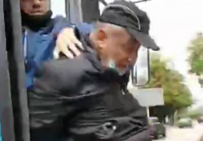 Водитель троллейбуса жестко обошелся с пенсионером в Днепре, видео: "дедушка стал инвалидом" - dnepr.politeka.net - Днепр
