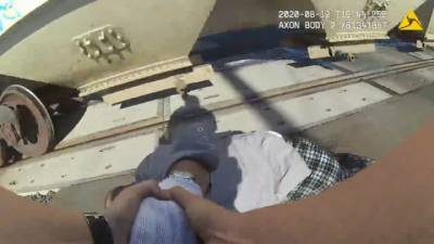 Спасение инвалида-колясочника из-под колес поезда попало на видео - vesti.ru - США - шт. Калифорния