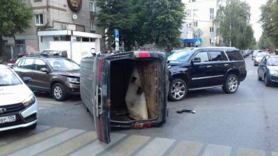В массовом ДТП в центре Воронежа перевернулся микроавтобус: 2 человека в больнице - vestivrn.ru - Воронеж