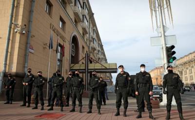 Протесты в Минске: милиция оцепила здания правительства и ЦИК - sharij.net - Белоруссия - Минск