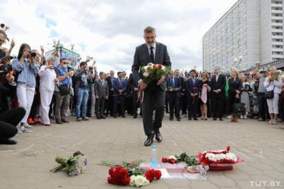 Дирк Шубель - Послы ЕС пришли на место гибели протестующего в Беларуси и возложили цветы в знак солидарности - newsone.ua - США - Белоруссия