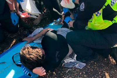 Укушенный серфингист ударил по рылу акулу-людоеда и спас себе жизнь - lenta.ru - Australia