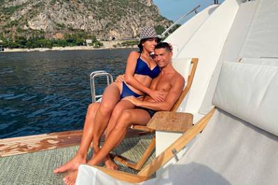 Криштиану Роналду - Алан Мартин - Папарацци засняли невесту Роналду в бикини на роскошной яхте - lenta.ru - Франция