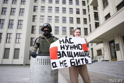 К белорусам, собравшимся у Дома правительства, пока никто не вышел - naviny.by - Минск
