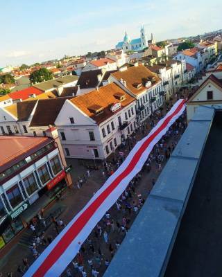 Фотофакт. По улицам Гродно проплыл сегодня гигантский бело-красно-белый флаг - naviny.by - Белоруссия