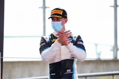 Александр Смоляр - Оскар Пиастри - Логан Сарджент - Ф3: Джейк Хьюз выиграл первую гонку в сезоне - f1news.ru
