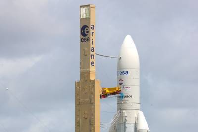 Ракета Ariane 5 с тремя спутниками стартовала с космодрома Куру - mk.ru - США - Французская Гвиана
