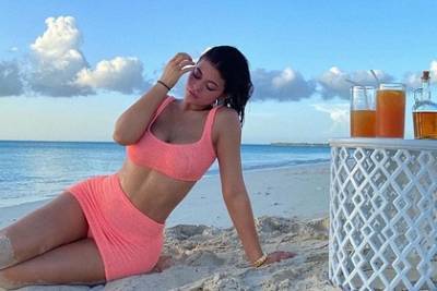 Ким Кардашьян - Кайли Дженнер - Бывшая самая молодая миллиардерша снялась на пляже в вязаном наряде - lenta.ru