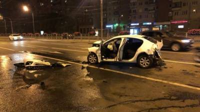 Питер Онлайн - В Петербурге пьяный сотрудник автомойки угнал BMW и устроил аварию - piter.tv - Санкт-Петербург