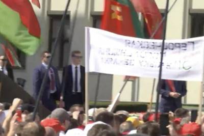 Александр Лукашенко - Николай Лукашенко - Приехавшего на митинг сына Лукашенко сравнили с его охранником - lenta.ru - Москва - Минск