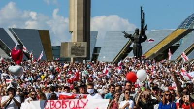 Александр Лукашенко - Сто тысяч человек собралось в центре Минска на митинг оппозиции - 5-tv.ru - Белоруссия - Минск - Гомель - Витебск