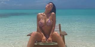 Кайли Дженнер показала фото в розовом бикини - goodnews.ua - Острова Теркс и Кайкос