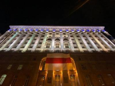 Виталий Кличко - Бело-красный флаг в поддержку протестующих в Беларуси вывесили на здании КГГА - enovosty.com - Киев - Белоруссия - Минск - Киев - Гомель