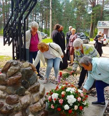 В Кадуе открыли Поклонный крест на месте захоронения блокадников - vologda-poisk.ru - Санкт-Петербург - Вологодская обл.