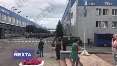 Руководство БелАза заперло рабочих в цехах - piter.tv - Белоруссия