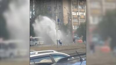 Гейзер высотой с дом забил на улице в Воронеже: появилось видео - vestivrn.ru - Воронеж