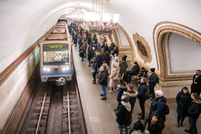 Ирина Волк - Александр Загорский - Упавшего на рельсы пассажира вытащили перед поездом на станции метро «Курская» - vm.ru - Москва - Россия