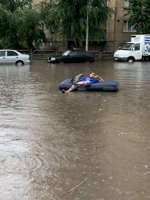 Карл Маркс - В Кургане, где парень плыл по улице на надувном матрасе, выпало 13% месячной нормы осадков - znak.com - Курган