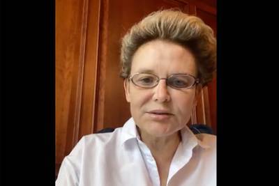 Елена Малышева - Малышева «поклонилась в ноги» коронавирусу - lenta.ru