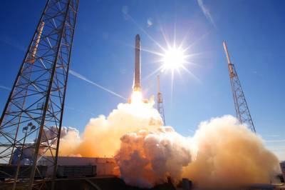 SpaceX готовится вывести на орбиту очередную партию интернет-спутников - rosbalt.ru - шт.Флорида - state Florida