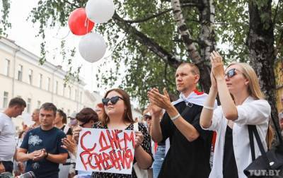 Сергей Тихановский - Светлана Тихановская - Возле СИЗО белорусы поздравляют Тихановского - korrespondent.net - Белоруссия - Минск