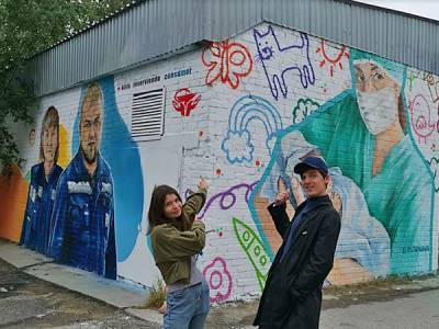 Арт-группа "Polenepahanoe" отблагодарила медиков, изобразив их на стенах больничного городка Нижневартовска - nakanune.ru - Югра - Нижневартовск