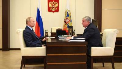 Владимир Путин - Игорь Сечин - Бутылку премиальной нефти подарил Путину глава «Роснефти» — видео - 5-tv.ru