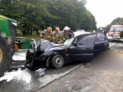 John Deere - В Ивано-Франковской области авто на скорости влетело под трактор: есть жертвы - golos.ua - Ивано-Франковская обл. - Ивано-Франковск