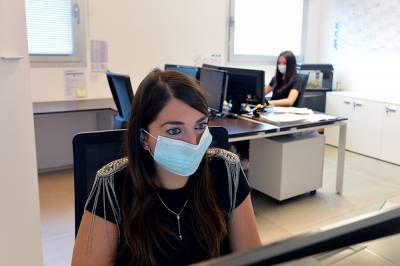Эмманюэль Макрон - Во Франции с 1 сентября обяжут носить маски на работе - rtvi.com - Франция - Париж - с. 1 Сентября