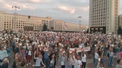 Протестующие зажгли фонарики и стали петь песню Цоя про перемены - gazeta.ru - Россия - Минск
