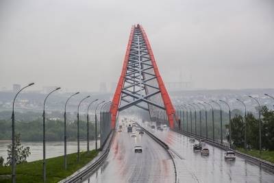 Бдительные автовладельцы заметили парня на арке новосибирского моста - novos.mk.ru