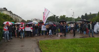 ОМОН разогнал людей у проходной Минского тракторного завода - ren.tv - Минск - Протесты
