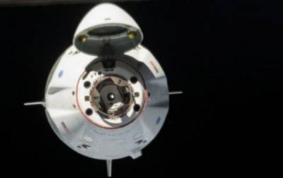 Роберт Бенкен - Херли Даг - Корабль Crew Dragon Маска отстыковался от МКС и возвращается на Землю - rbc.ua
