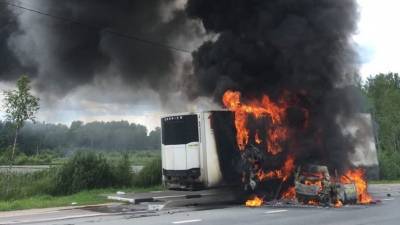 Легковушка влетела в фуру на трассе под Петербургом и вспыхнула — огненное видео - 5-tv.ru - Ленинградская обл. - Санкт-Петербург - р-н Кировский