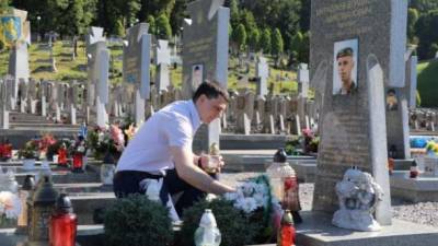 Во Львове на Лычаковском кладбище почтили память погибших воинов-десантников - ru.espreso.tv - Украина - Львов