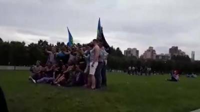 Петербуржцы засняли празднование Дня ВДВ в парке 300-летия Петербурга - piter.tv - Санкт-Петербург
