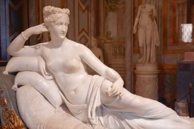 В Италии турист сломал пальцы слепка скульптуры при попытке сделать селфи - aif.ru - Австрия - Италия