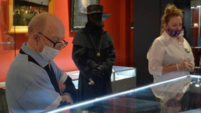 Масочный флешмоб захватил петербургские музеи — видео - 5-tv.ru - респ. Дагестан