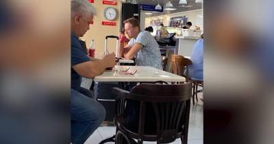 Алексей Навальный - Павел Лебедев - Фото из кафе, где Навальный пил чай перед приступом в полете - ren.tv - Москва - Томск