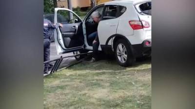 В Приморском районе водитель сбил забор во дворе - piter.tv - Санкт-Петербург - р-н Приморский