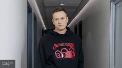 Алексей Навальный - Илья Пахомов - Стакан с "отравленным" чаем Навальный получил от помощника - politros.com - Россия - Омск