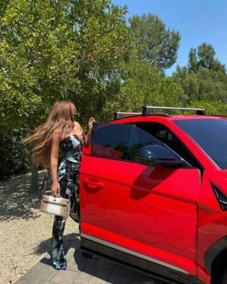 Кайли Дженнер - Кайли Дженнер позирует возле своего Lamborghini за 200 тысяч долларов, и еще 6 дорогих авто из её автопарка - skuke.net - Лос-Анджелес