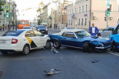 Авария с участием двух автомобилей произошла в центре Москвы - vm.ru - Москва - Россия