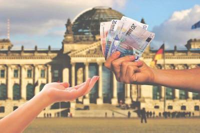 Ученые начнут раздавать жителям Германии ежемесячно по 1,2 тысячи евро - actualnews.org - Германия - Berlin