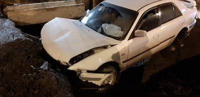 В Челябинске ночью автомобиль упал в траншею, вырытую коммунальщиками - znak.com - Челябинск