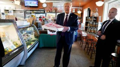 Дональд Трамп - Стивен Бэннон - Джо Байден - Предвыборные скандалы: пока Трамп ел пиццу, демократы обвинили его во всех бедах США - vesti.ru - США