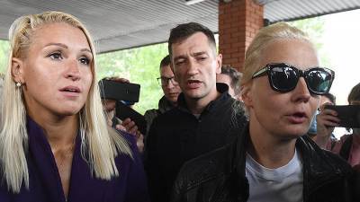Алексей Навальный - Александр Мураховский - Врач объяснил запрет на транспортировку Навального под ответственность родных - iz.ru - Германия - Омск