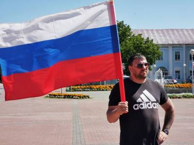 Ольга Мельникова - Акцию ко Дню флага провели в Томари - sakhalin.info - Россия