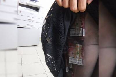 В Сочи задержали гражданку Абхазии, которая пыталась пронести через границу 50 пачек сигарет в чулках - kubnews.ru - Россия - Сочи - Апсны - Адлер