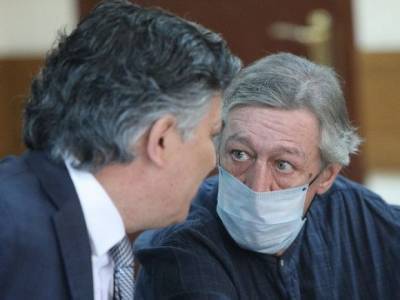 Михаил Ефремов - Александр Кобец - Ефремов явился в суд в футболке с экстремистским лозунгом - rosbalt.ru - Москва